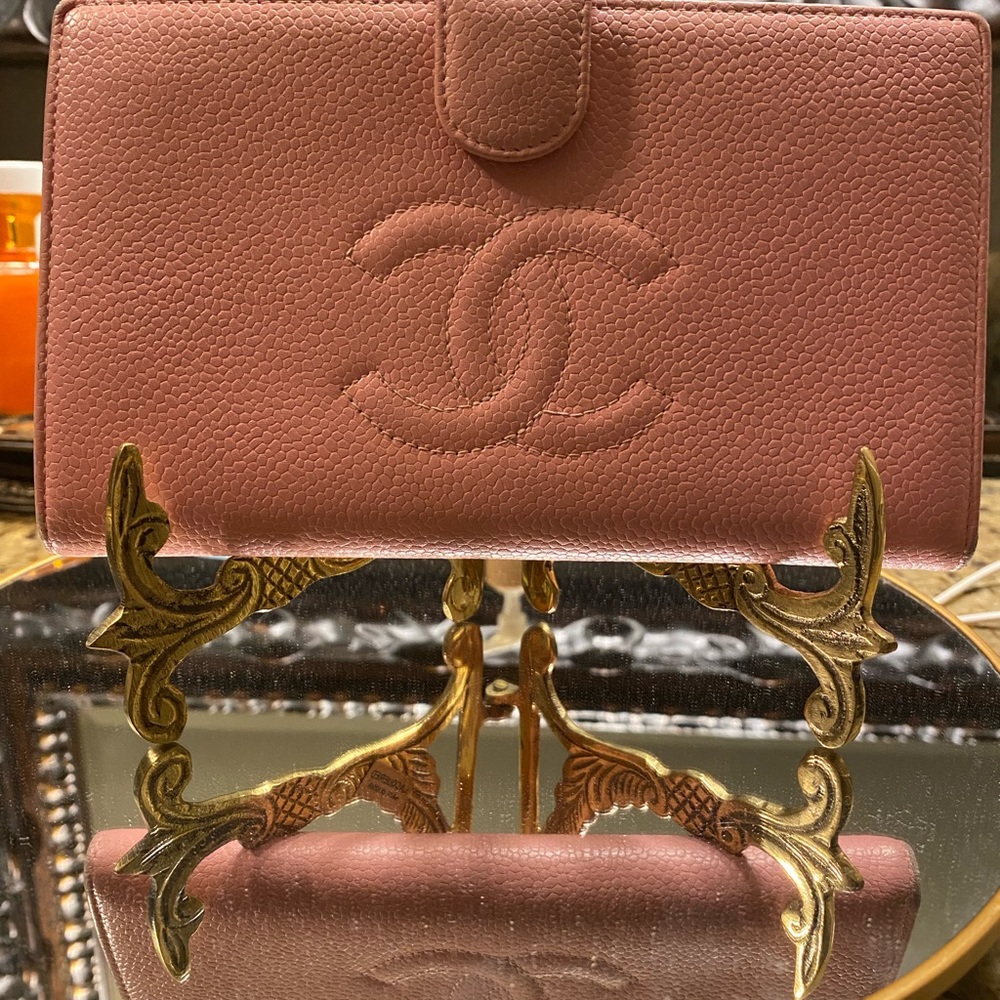 Authentic Chanel rose pink CC leather wallet. Excellent condition